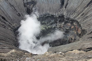 印尼伊布火山发生喷发，灰柱达3000米