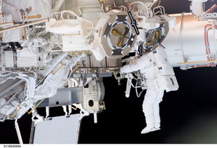 滞留太空约9个月美宇航员移交国际空间站指挥权准备返回